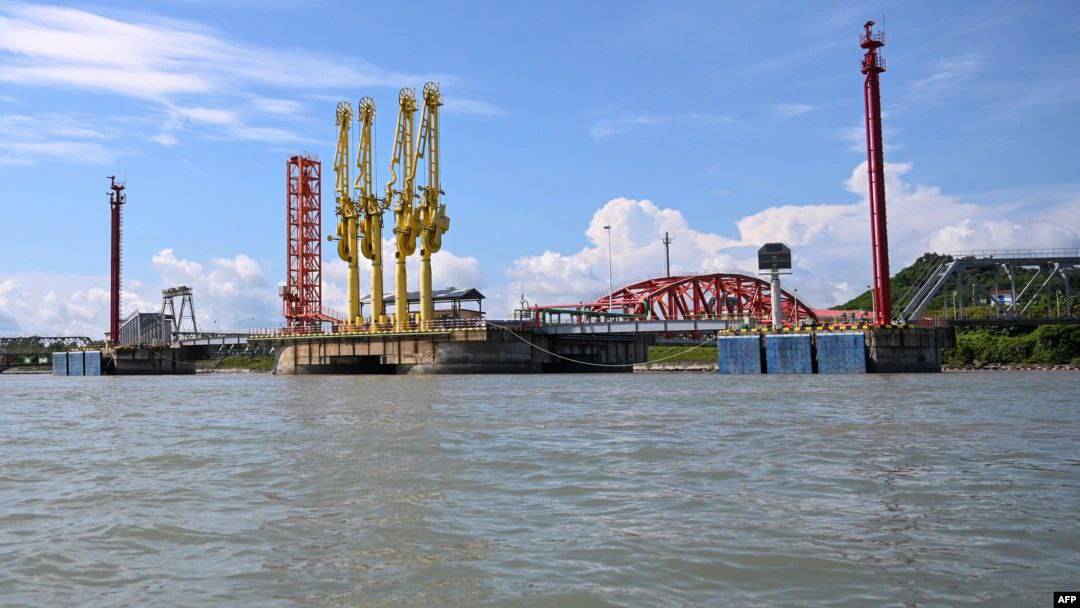 ကျောက်ဖြူမြို့နယ် မဒေးကျွန်းရှိ ရေနက်ဆိပ်ကမ်းကိုတွေ့ရစဥ်။ ဓာတ်ပုံ - AFP